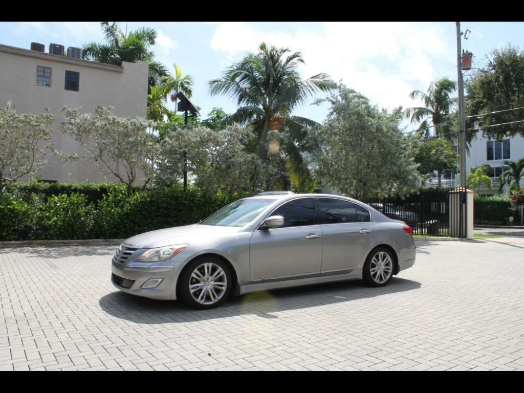 2013 Hyundai Genesis Image 1
