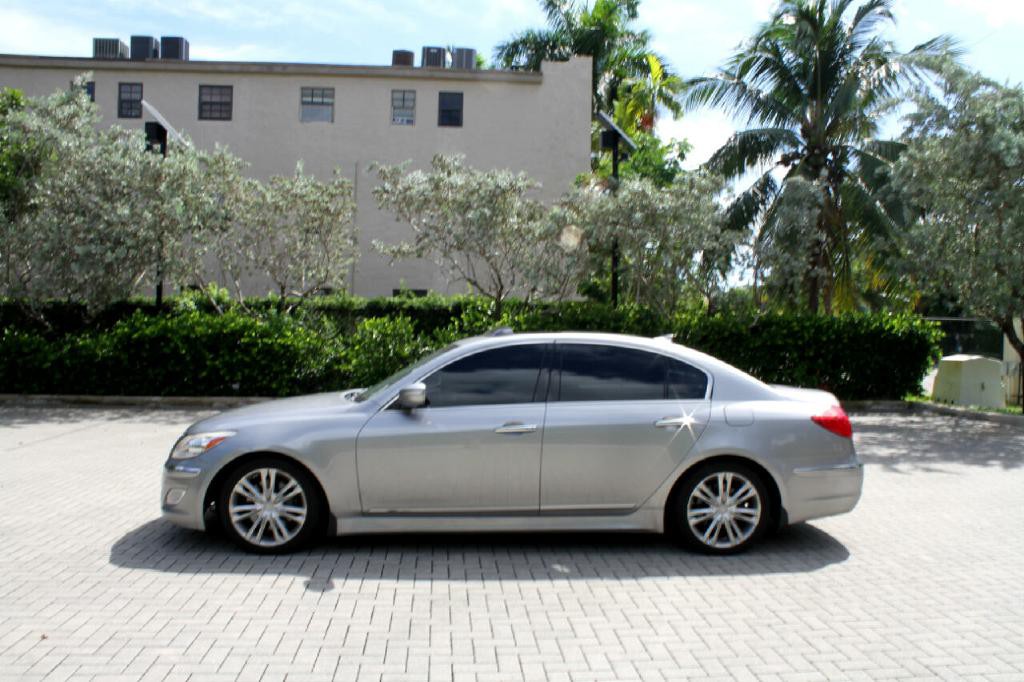 2013 Hyundai Genesis Image 2