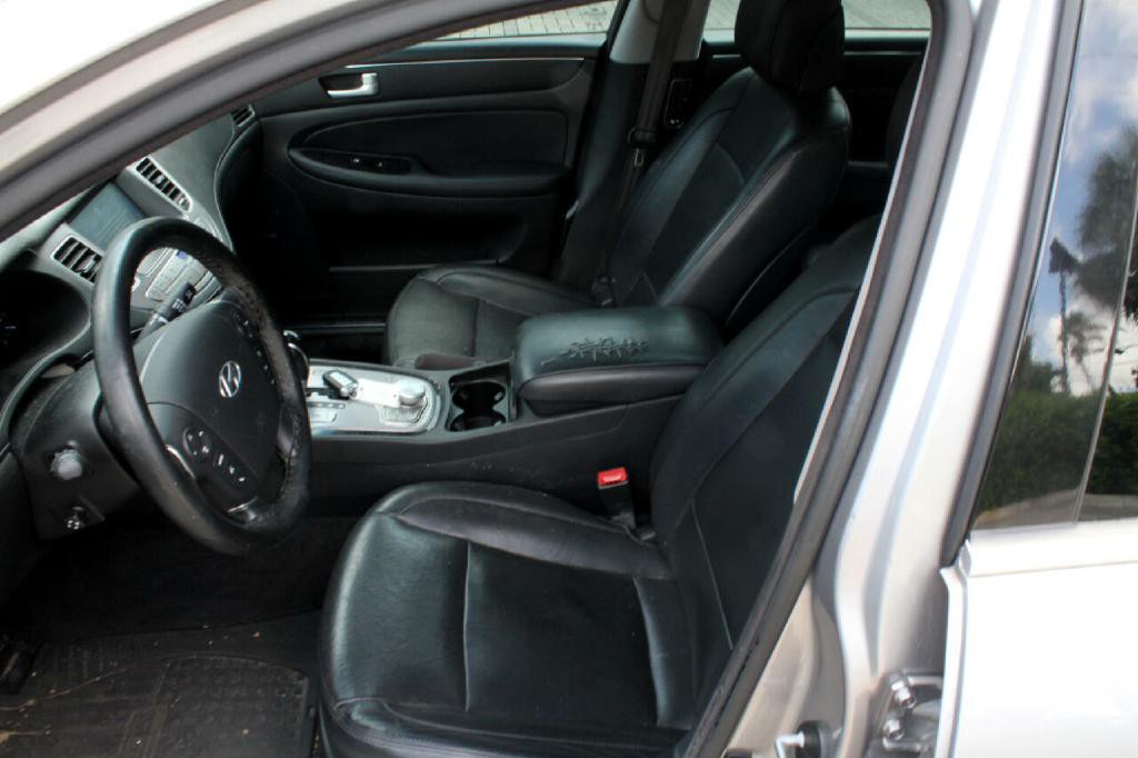 2013 Hyundai Genesis Image 8