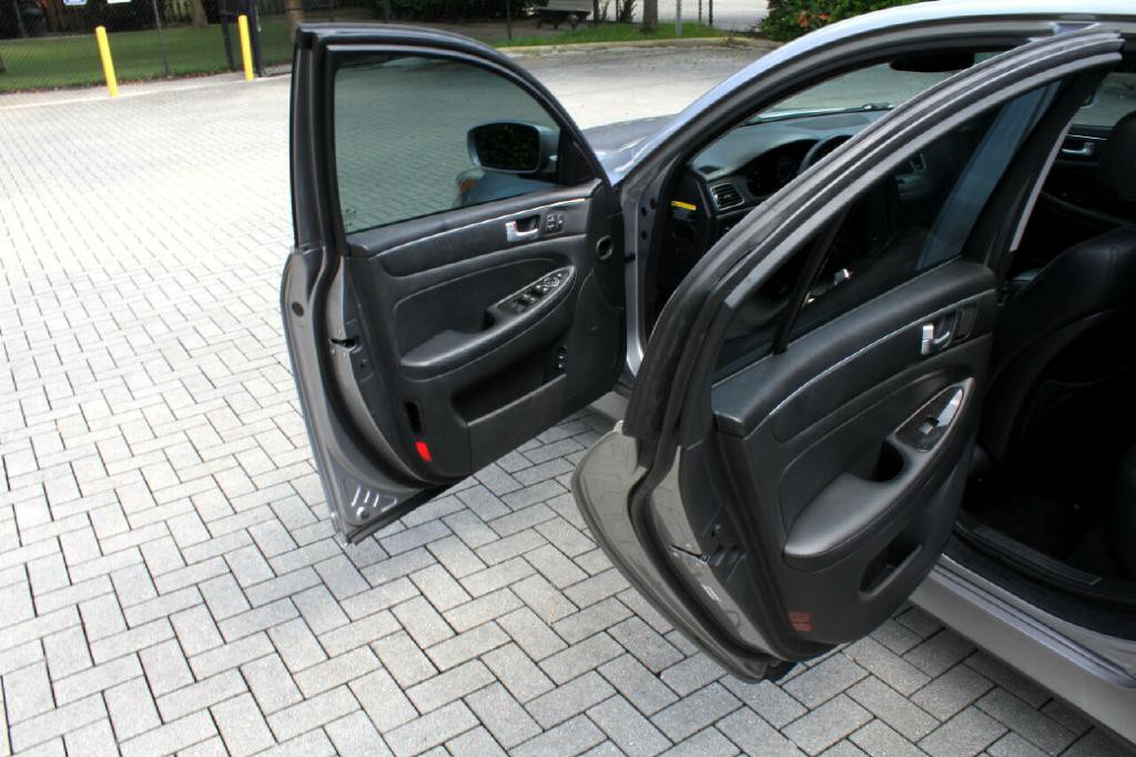 2013 Hyundai Genesis Image 10