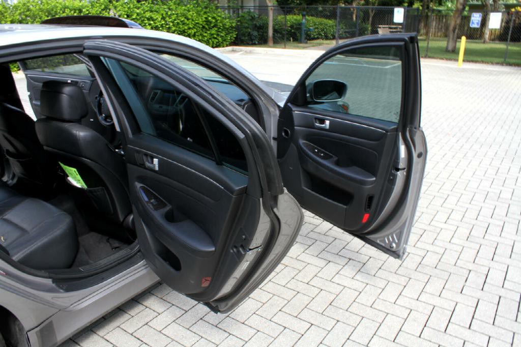 2013 Hyundai Genesis Image 11