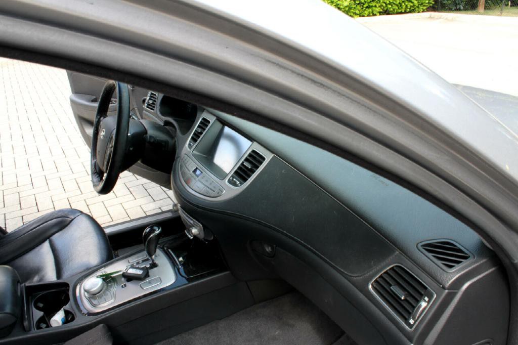 2013 Hyundai Genesis Image 12