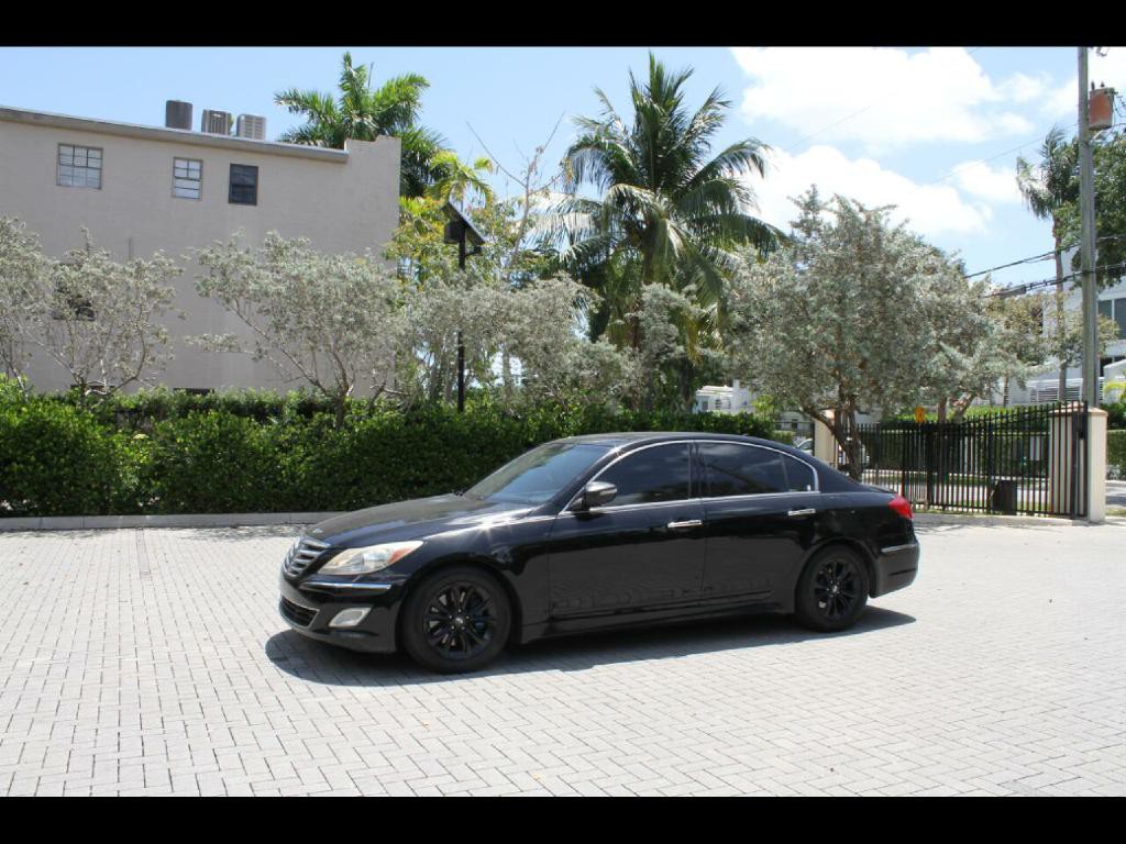 2013 Hyundai Genesis Image 1