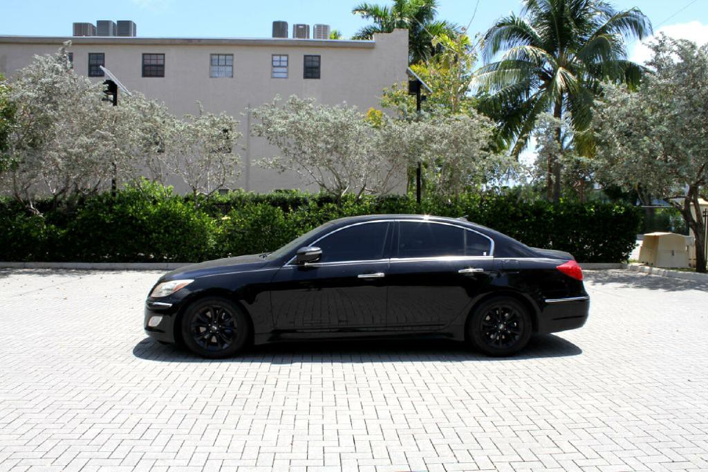 2013 Hyundai Genesis Image 2