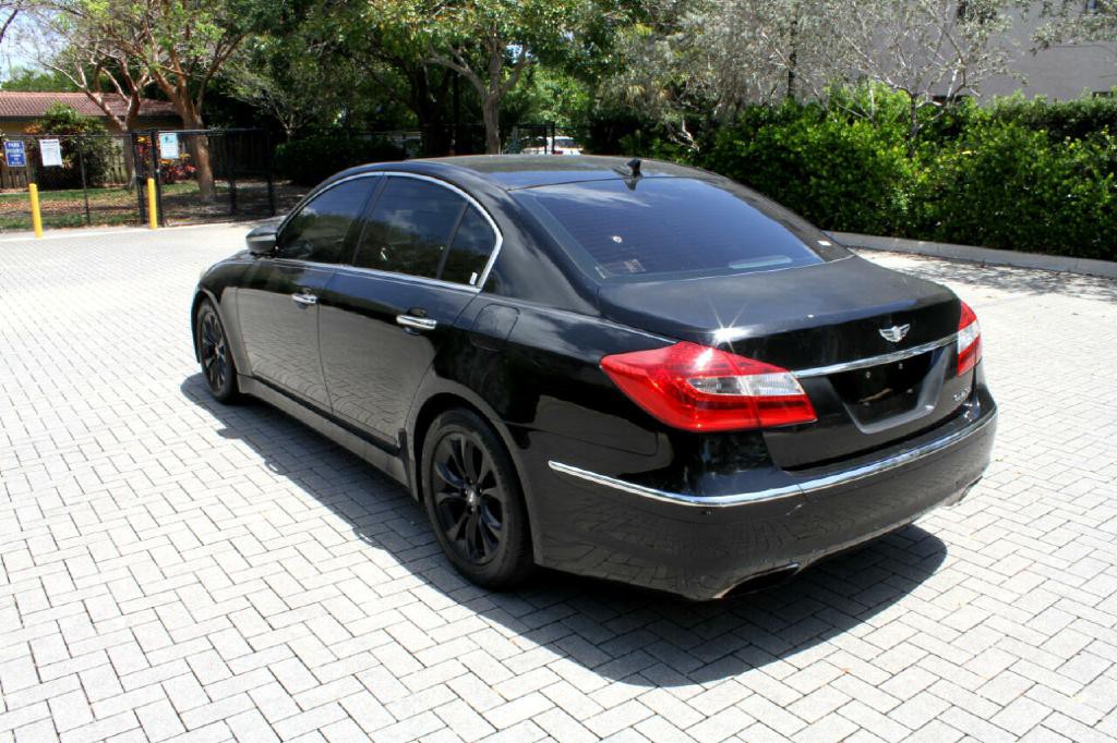 2013 Hyundai Genesis Image 8