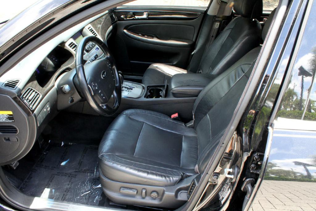 2013 Hyundai Genesis Image 9