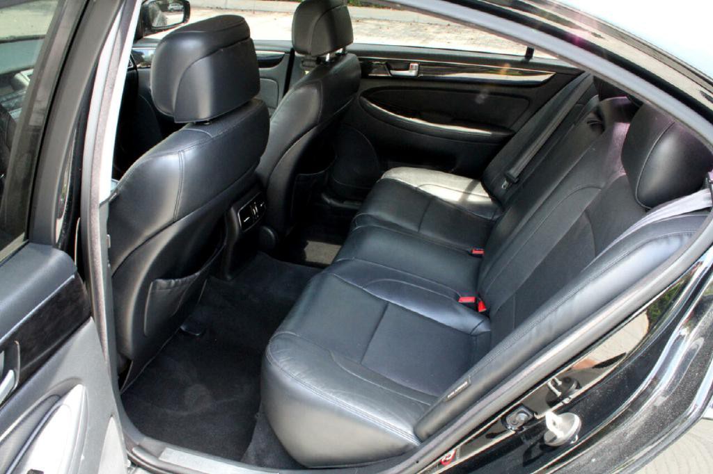 2013 Hyundai Genesis Image 10