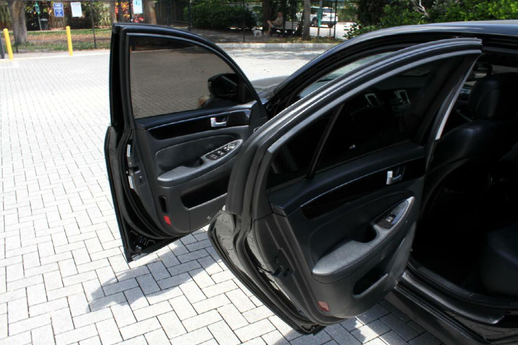 2013 Hyundai Genesis Image 11