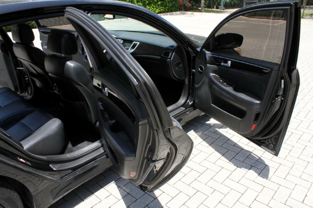 2013 Hyundai Genesis Image 12