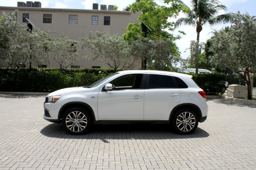 2016 Mitsubishi Outlander Image 2