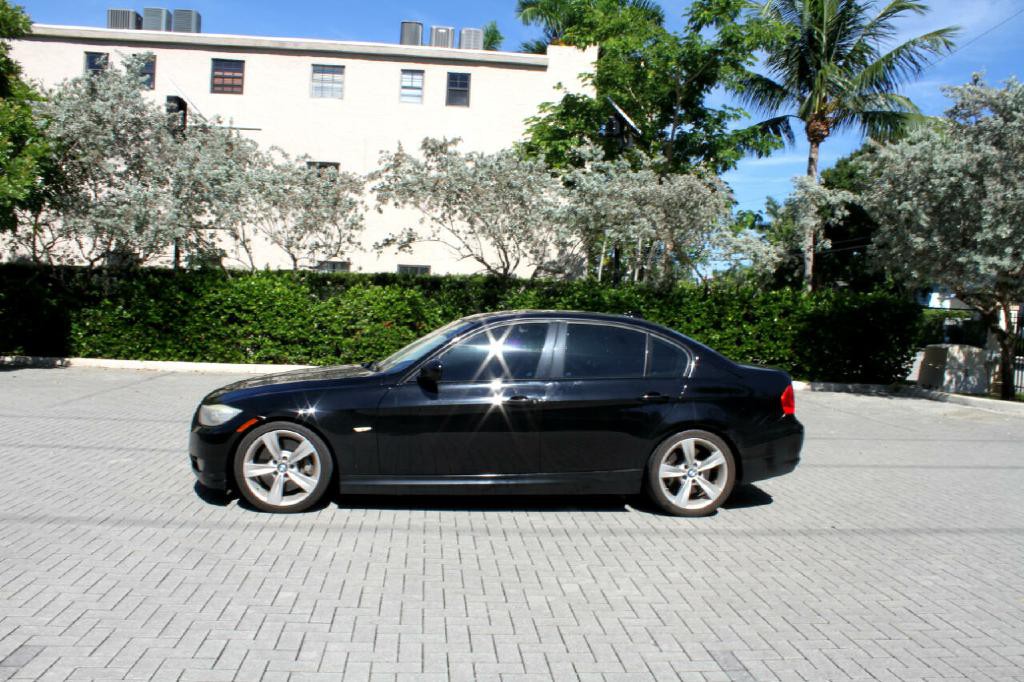 2011 BMW 3 Series Image 2