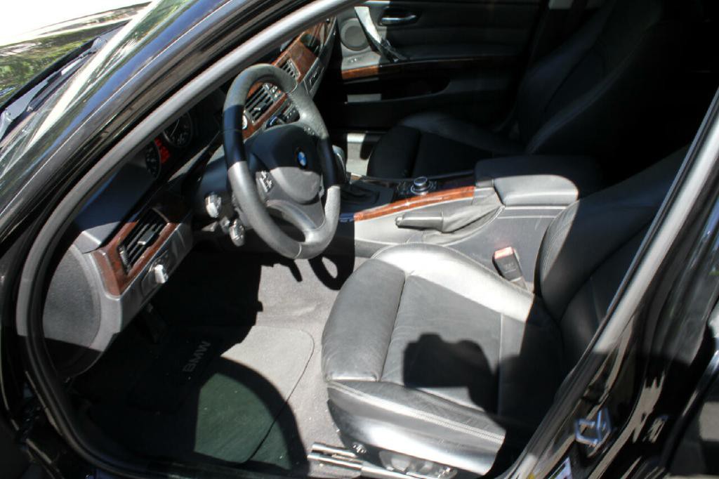 2011 BMW 3 Series Image 9