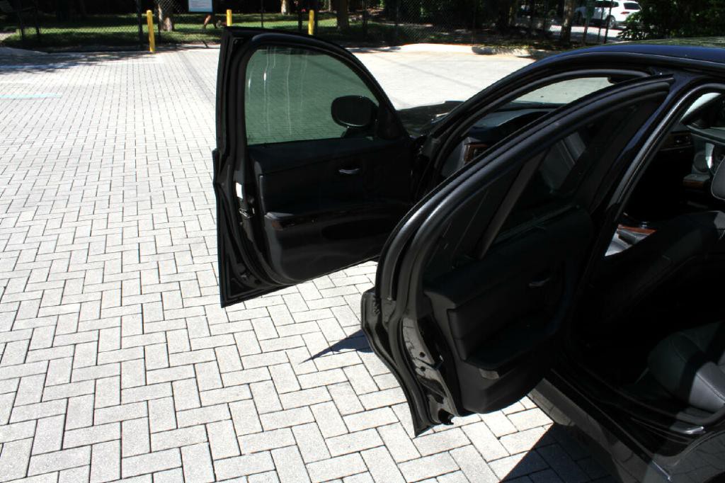 2011 BMW 3 Series Image 11