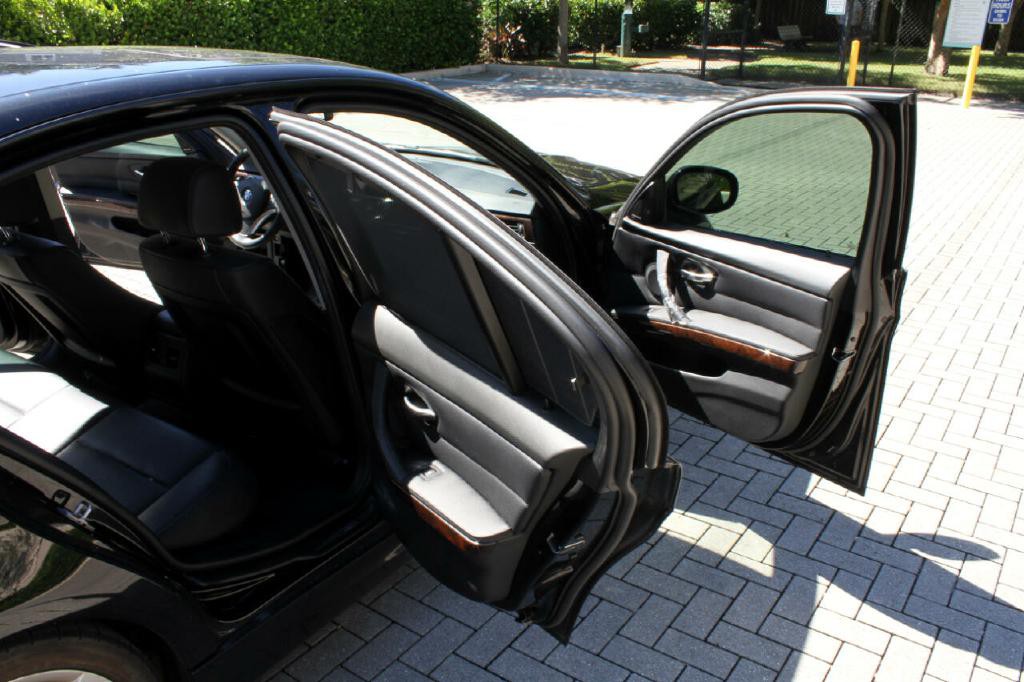 2011 BMW 3 Series Image 12