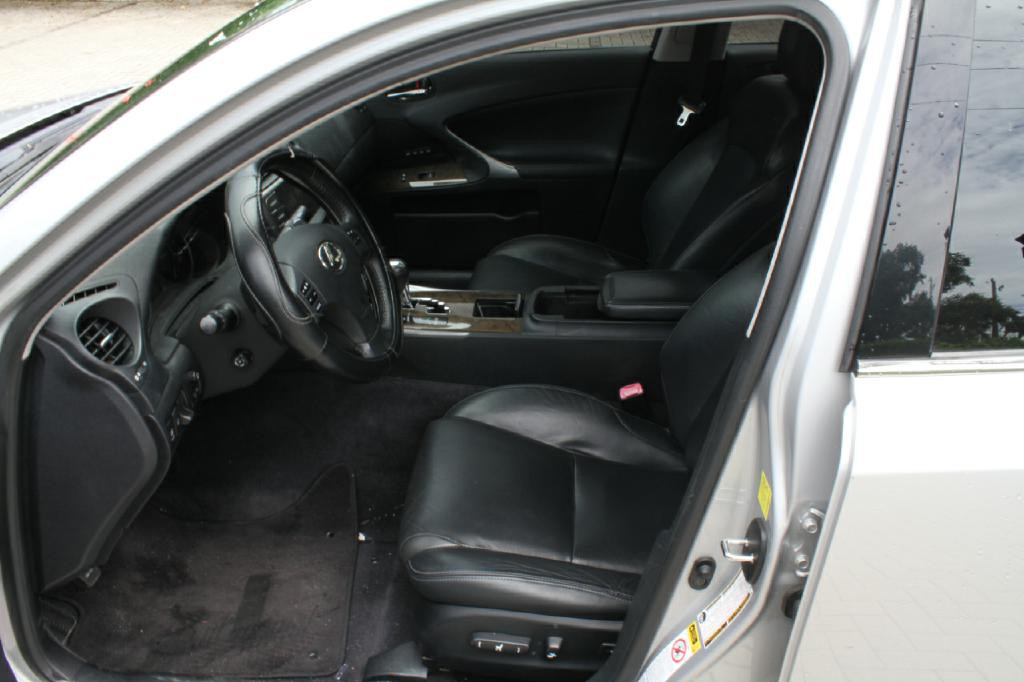 2010 Lexus IS Image 9