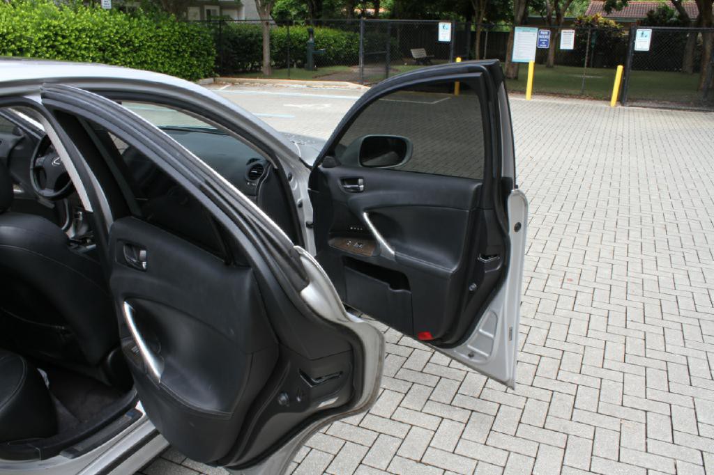 2010 Lexus IS Image 12
