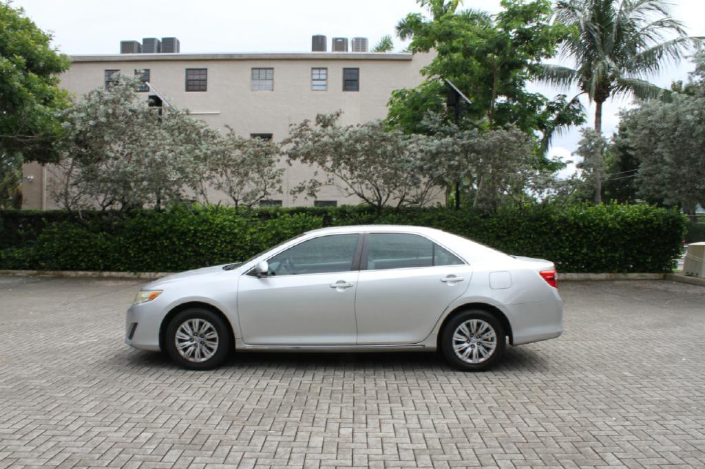 2012 Toyota Camry Image 2