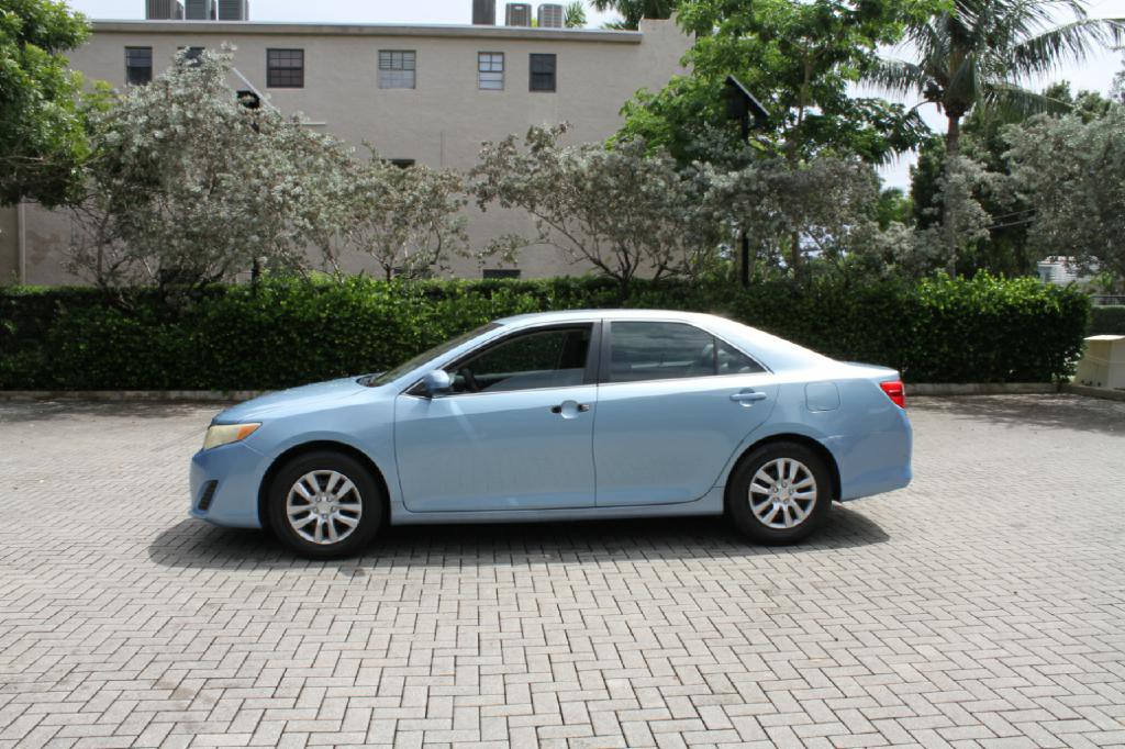 2012 Toyota Camry Image 2