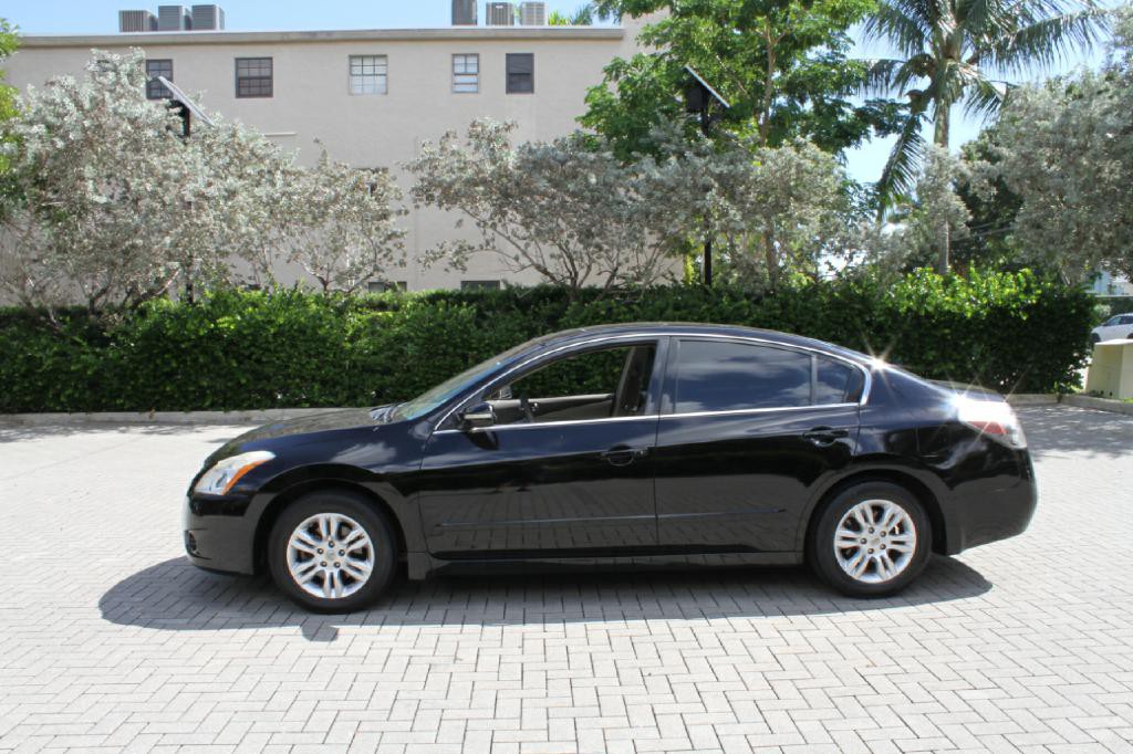 2010 Nissan Altima Image 2