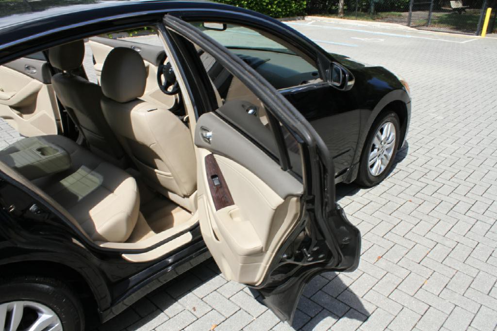 2010 Nissan Altima Image 11