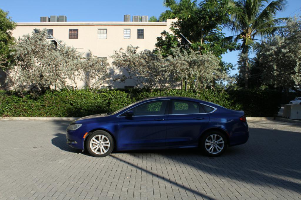 2015 Chrysler 200 Image 2