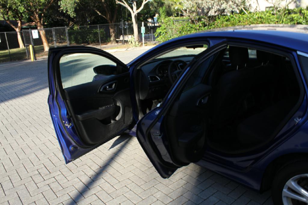 2015 Chrysler 200 Image 9