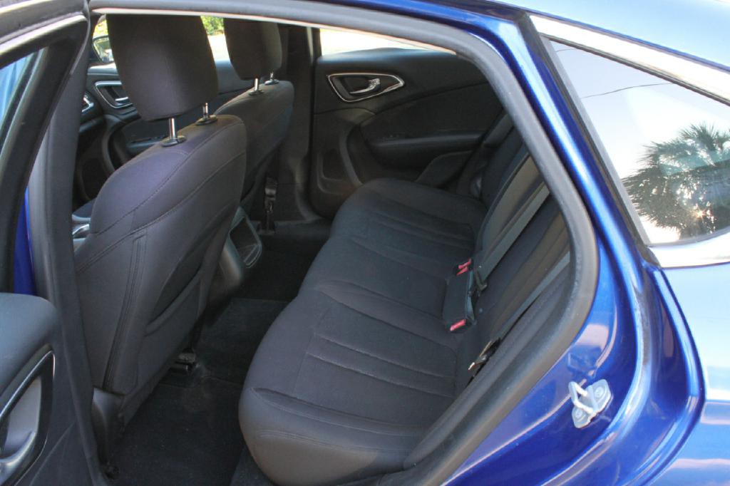 2015 Chrysler 200 Image 10