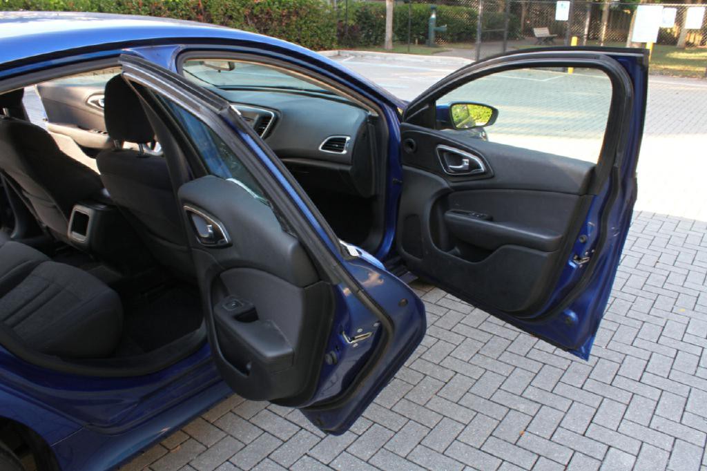 2015 Chrysler 200 Image 11