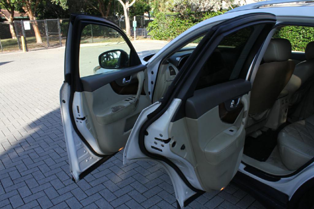 2012 INFINITI FX35 Image 10