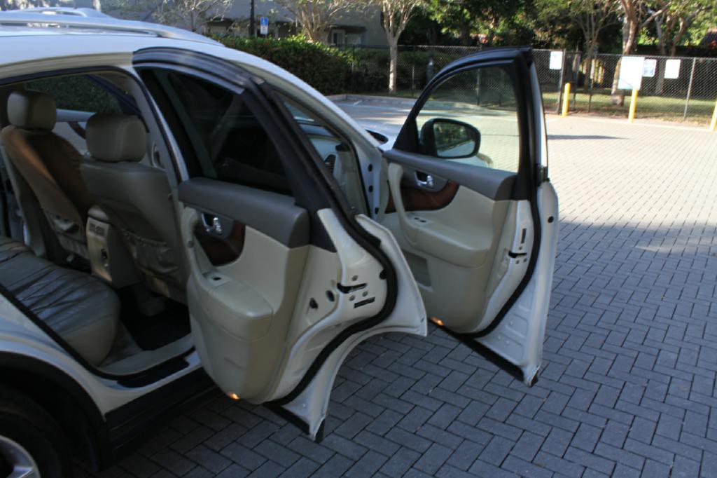 2012 INFINITI FX35 Image 11