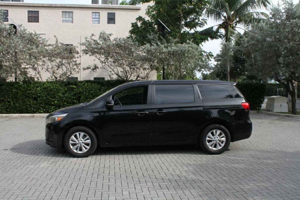 2016 Kia Sedona Image 2