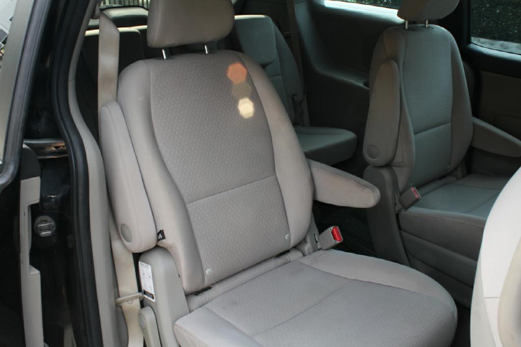 2016 Kia Sedona Image 11