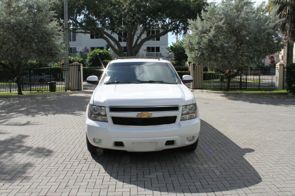2013 Chevrolet Suburban Image 2