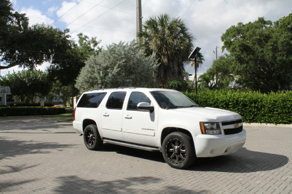2013 Chevrolet Suburban Image 3