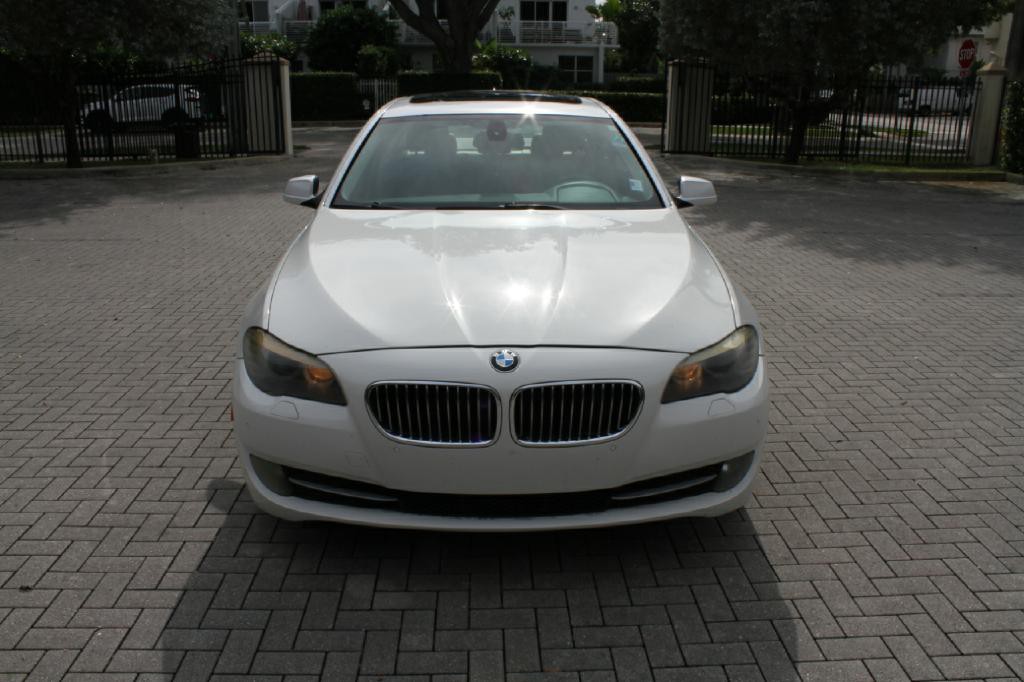 2011 BMW 5 Series Image 3