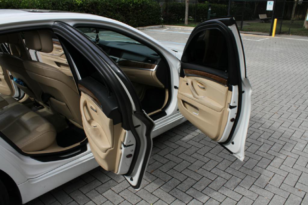 2011 BMW 5 Series Image 12