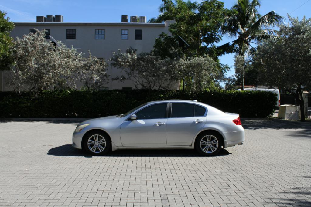 2013 INFINITI G37 Image 2