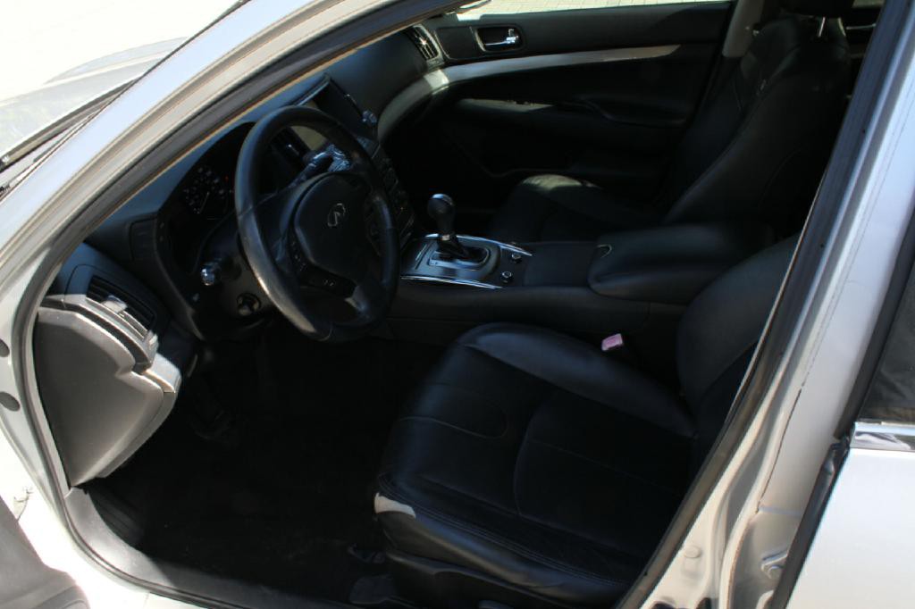 2013 INFINITI G37 Image 9