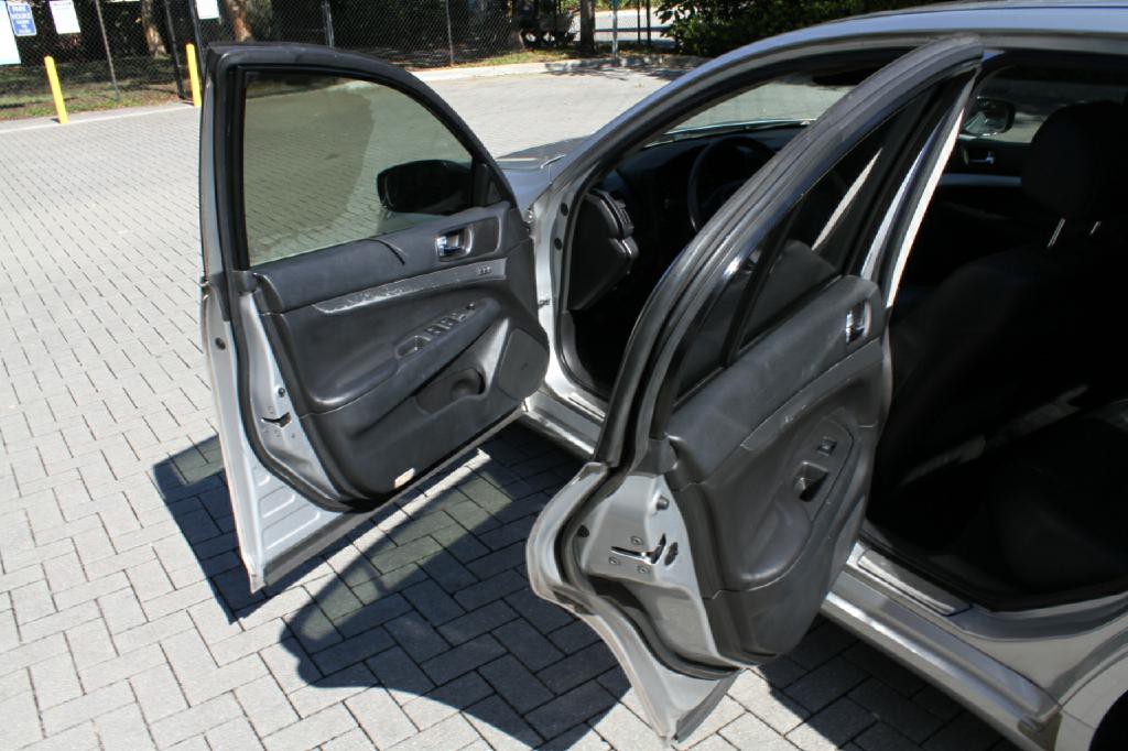 2013 INFINITI G37 Image 11