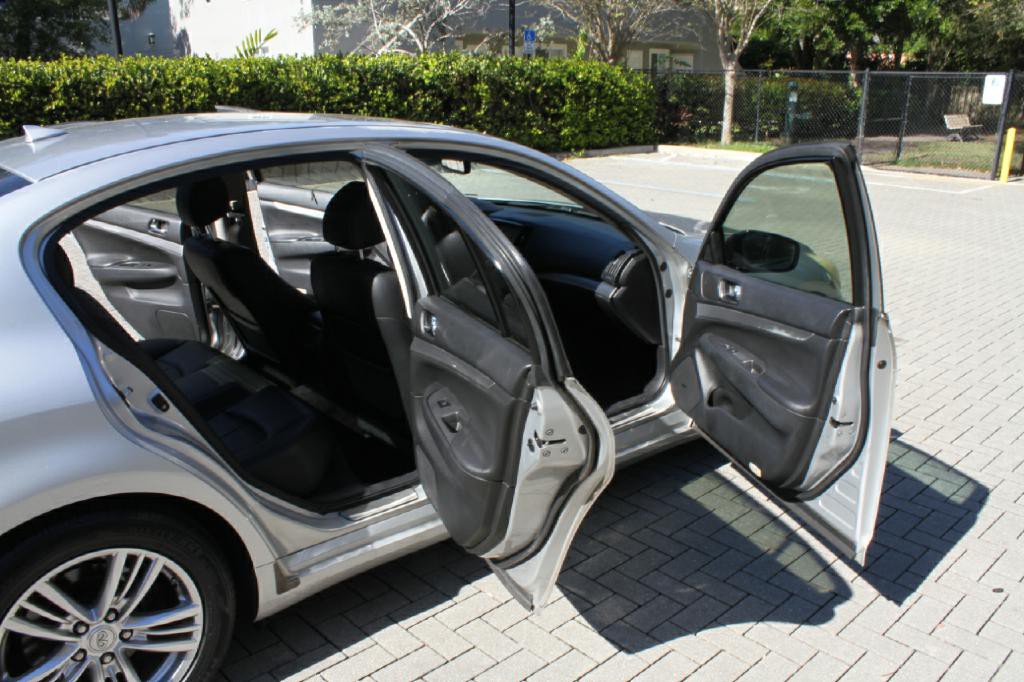 2013 INFINITI G37 Image 12