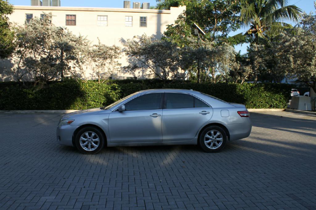 2011 Toyota Camry Image 2