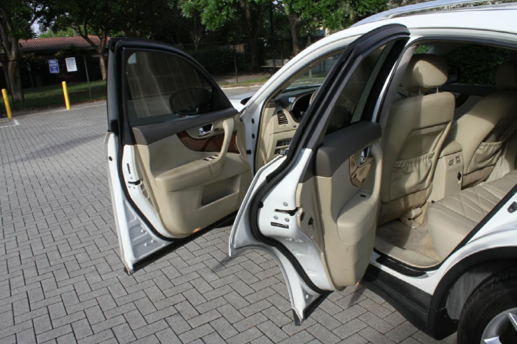 2012 INFINITI FX35 Image 11