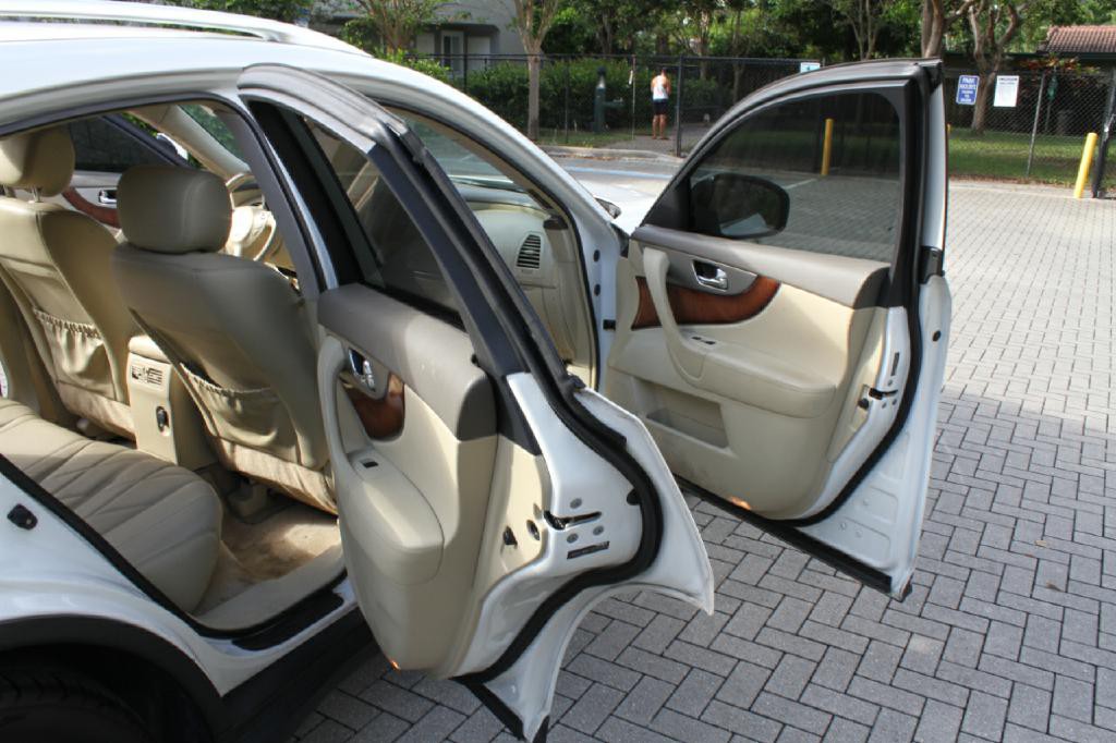 2012 INFINITI FX35 Image 12