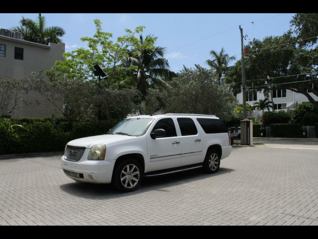 2010 GMC Yukon Image 1