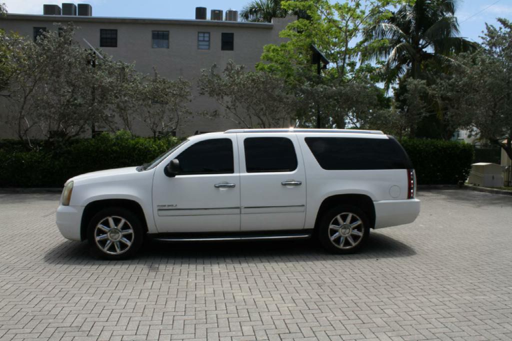 2010 GMC Yukon Image 2
