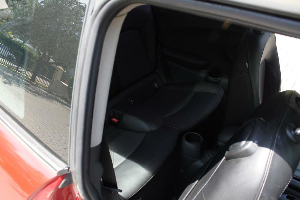 2015 MINI Cooper Image 12