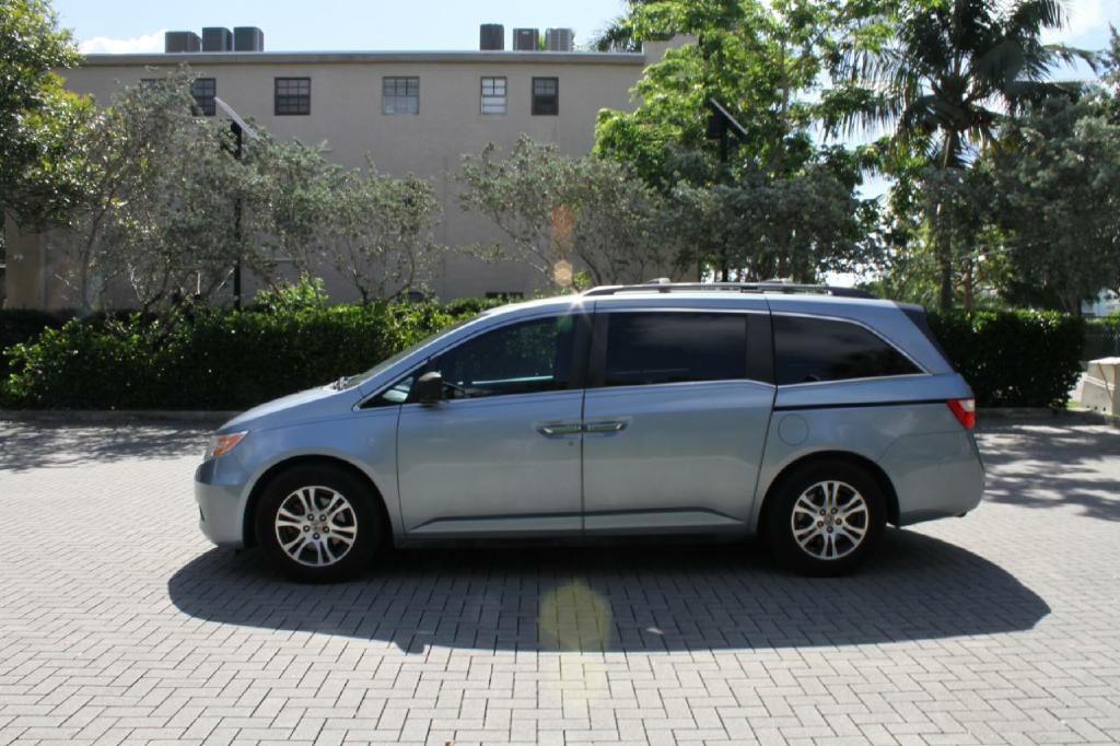 2011 Honda Odyssey Image 2