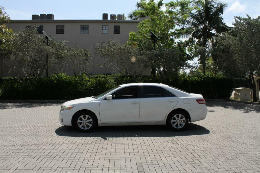 2011 Toyota Camry Image 2