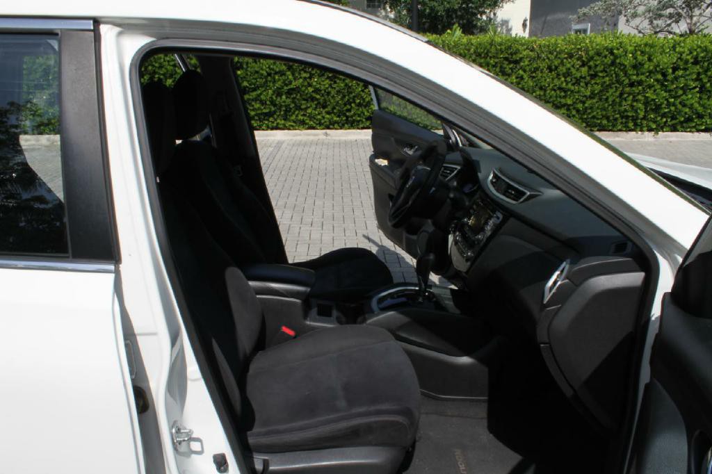2016 Nissan Rogue Image 14