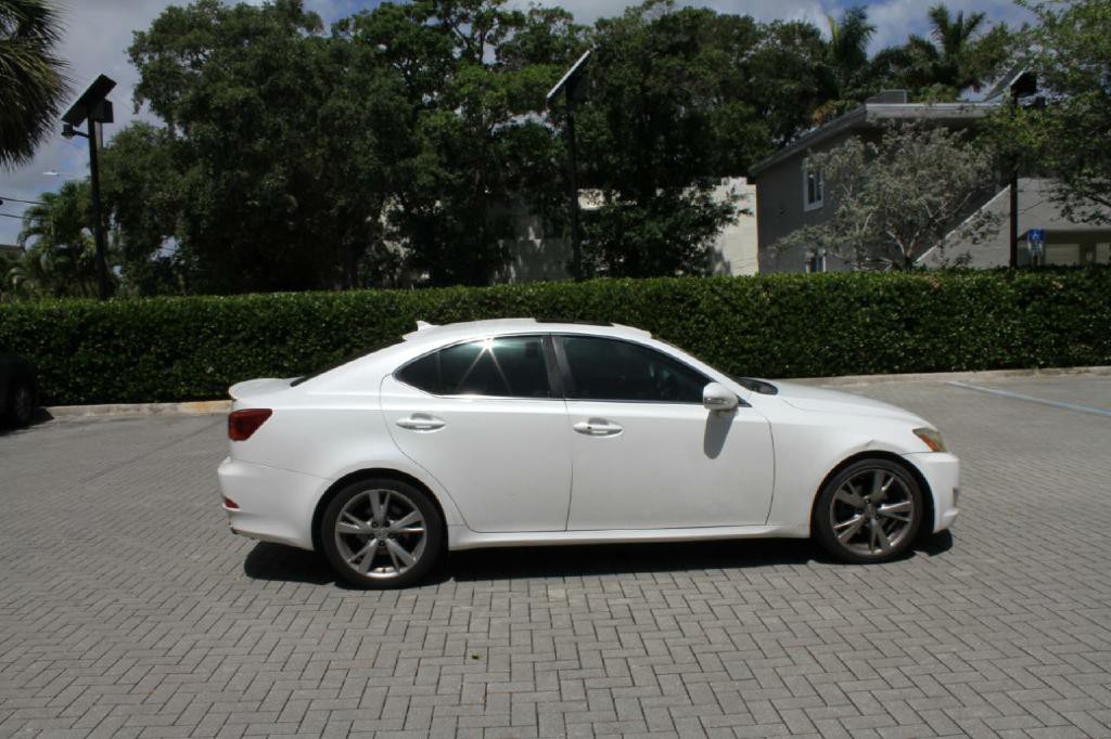 2010 Lexus IS Image 4
